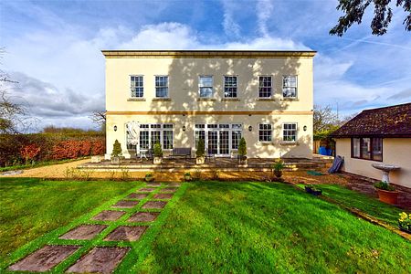 Short Let: All bills included. A substantial and high specification detached home in a much sought after location in Winkfield. - Photo 2