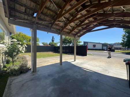 Well presented family home opposite St John's ... - Photo 2