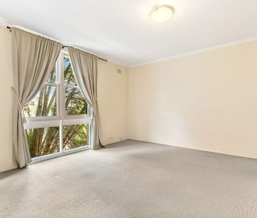 Light & Spacious Apartment in Convenient Location &ast;&ast; Available Now &ast;&ast; - Photo 1