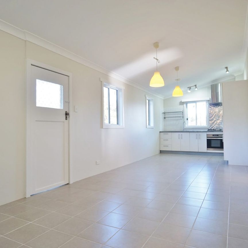 Premium Location, Renovated 3 Bedroom Family House - Photo 1