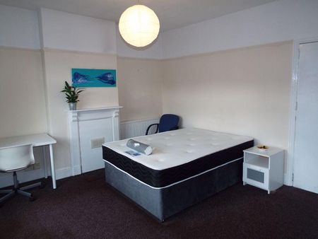 4 bedroom semi-detached house to rent - Photo 2