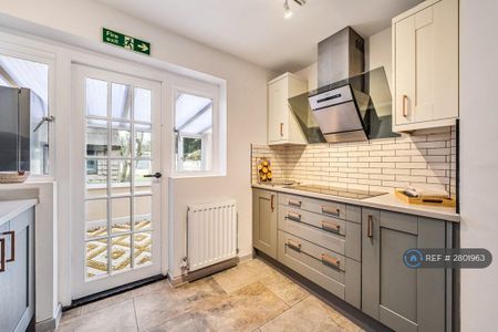 1 bedroom in a house share to rent - Photo 4