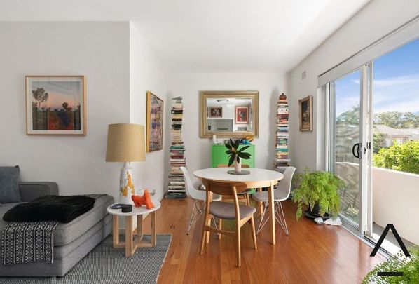 Oversized Coastal Retreat – Space, Style & Location - Photo 1