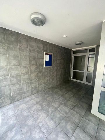 Modernisierte 2,5-Zimmer-Wohnung mit Balkon, neuem Bad undLaminat - Photo 2