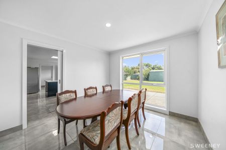 Fully renovated three bedroom residence in quiet location - Photo 2