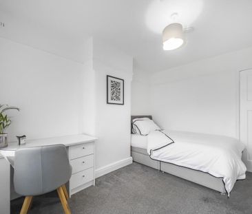 4 bedroom semi-detached house to rent - Photo 6