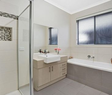 Large Family Home! - Photo 3