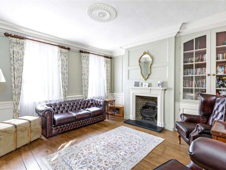 A bright and spacious five bedroom family home near Richmond Green - Photo 2