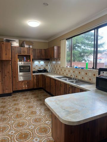 Spacious 4 Bedroom Home - Photo 5