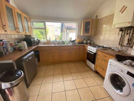 Harlaxton Drive Lenton, Nottingham - Photo 2