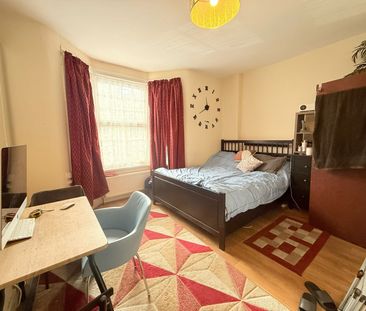 Ensuite room close to ilford station - ideal for single working person - Photo 1