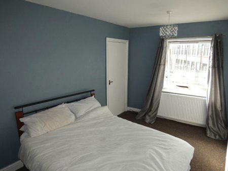 3 bedroom flat to rent - Photo 3