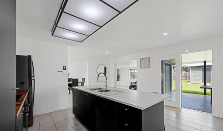 STUNNING RENOVATED 4 BEDROOM HOME IN BUNDABERG NORTH - Photo 3