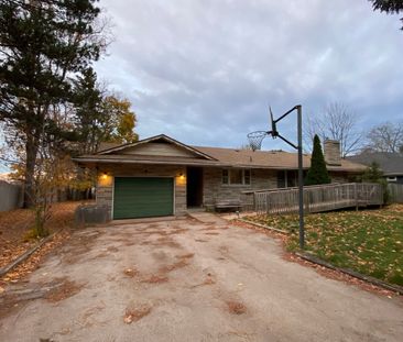 For Lease - 260 Main Street, Grimsby, Ontario - Photo 2