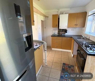 3 bedroom semi-detached house to rent - Photo 2