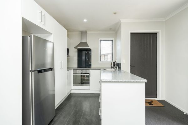 Discover modern comfort and convenience in this well-appointed two-bedroom, one-bathroom townhouse on sought-after Killarney Road, Hamilton. - Photo 1