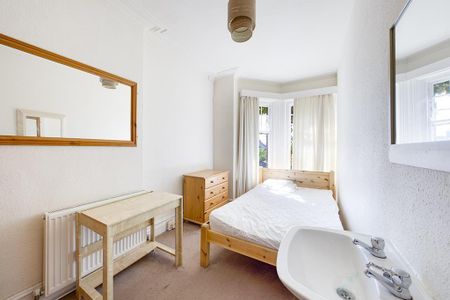 1 bedroom in a house share to rent - Photo 2