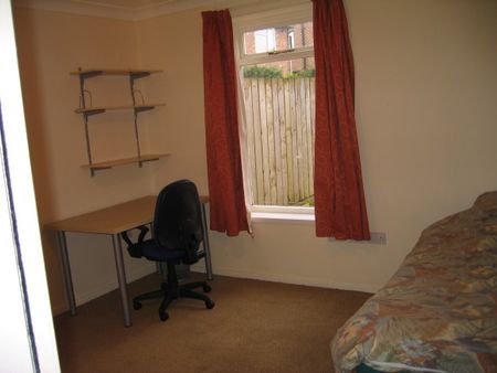 5 bed house close to New College - good bus links to central Durham - Photo 2