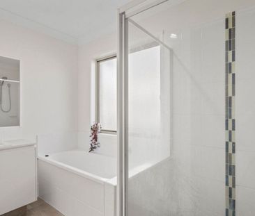 Modern Four Bedroom Family Home with Additional Lounge Area - Photo 2