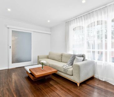 Spacious Ground-Floor Living with Courtyard Comfort - Photo 1