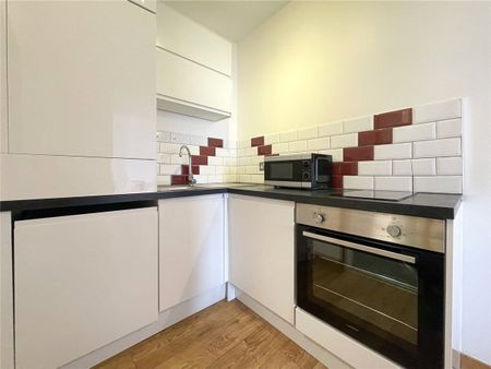 Well presented studio apartment to rent within walking distance of the Beehive and City centre. Electric Heating. Local amenities close by. Furnished. - Photo 3