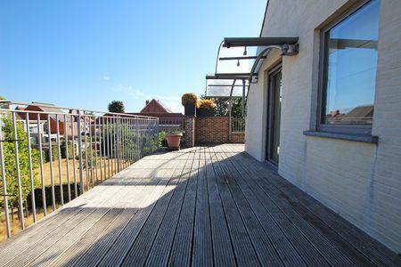 Riant duplex-appartement met drie slaapkamers en dakterras te Wijnegem! - Photo 2