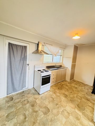 NEW LYNN, 1 BEDROOM - Photo 5