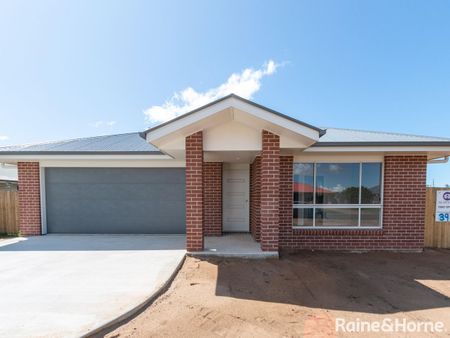 Well presented 4 bedroom family home - Photo 2