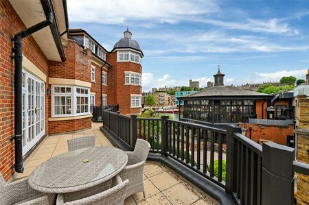 A first floor three bedroom apartment with large wrap around terrace and river views in a secure development with underground parking. - Photo 3