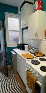 1 bedroom in a flat share to rent - Photo 3