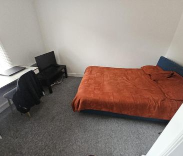 1 bedroom in a flat share to rent - Photo 1