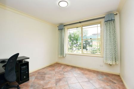 Modern Family Residence in the heart of Eastwood with low maintenance - Photo 2