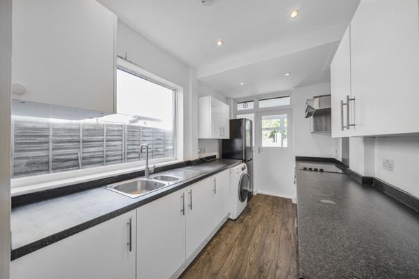 Semi-detached House to rent - Broad Walk, London, SE3 - Photo 1