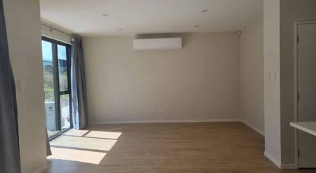 Lovely townhouse with a spacious backyard - Photo 2