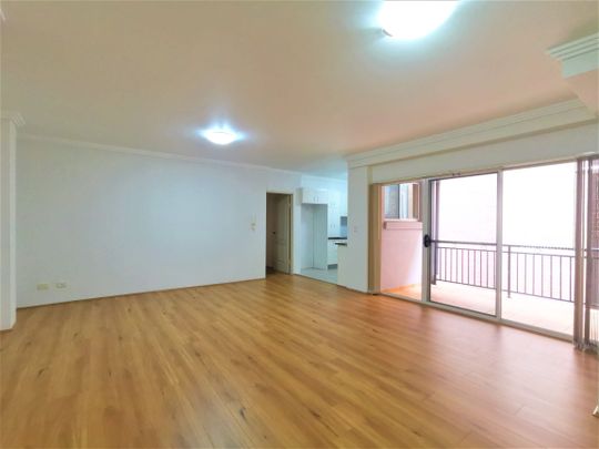 SPACIOUS & CONVENIENT 2 BEDROOM APARTMENT - Photo 1