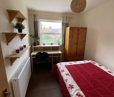 6 Bed Semi-Detached House, Bishops Road, RG6 - Photo 4