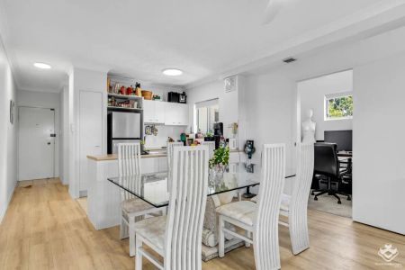 “Spacious 2-Bedroom, 2-Bathroom Unit in Prime Toowong Location” - Photo 5