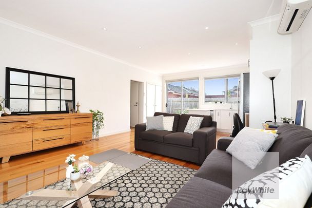 Spacious 2 Bedroom Townhouse! - Photo 1