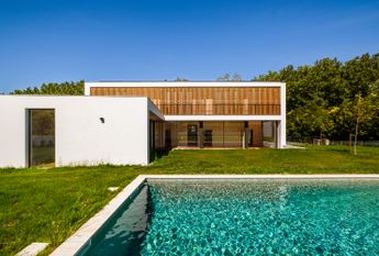 Moradia T6 de arquitetura moderna inserida no Golfe de Oeiras