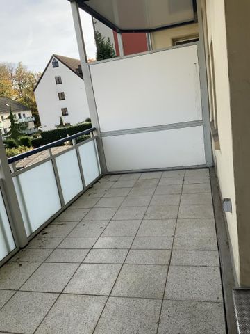 Altbauwohnung mit geräumiger Wohnküche, Balkon und hellem Wannenbad - Photo 2
