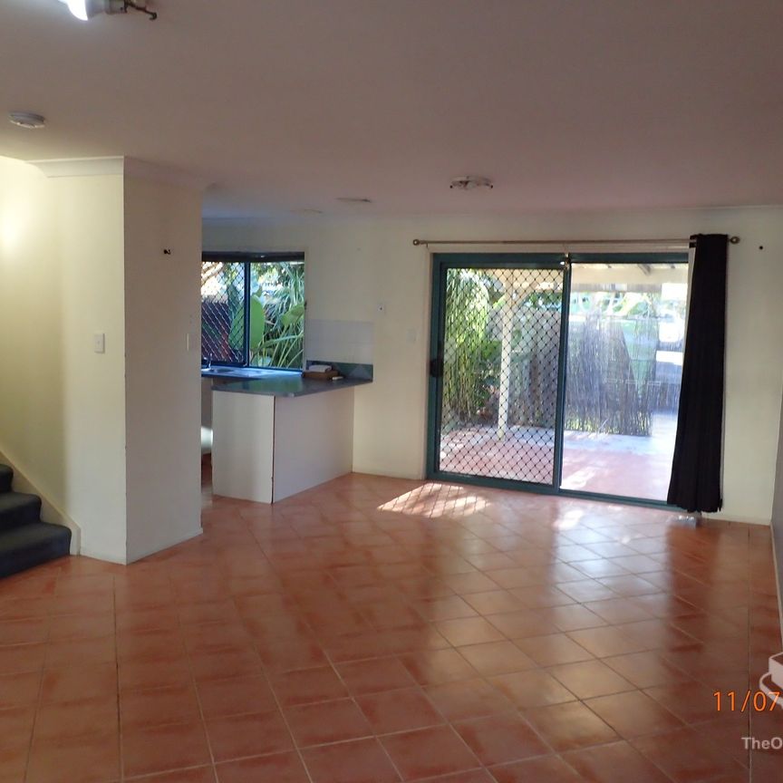 Centrally located 3 bed townhouse available in Carrara soon - water included - Photo 1