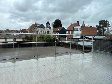 Duplex-appartement met 2 slaapkamers, balkon en garage. - Photo 3