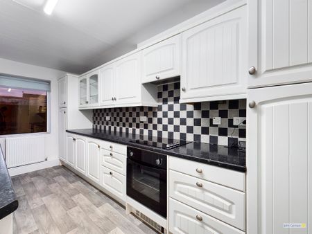 2 bedroom end of terrace to let - Photo 4