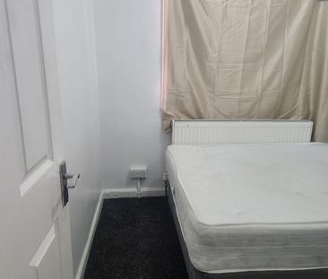 Room in a Shared Flat, Pendragon Road, BR1 - Photo 2