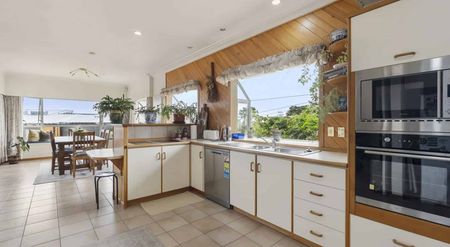 Spacious & country style 4 Bedroom Unit - Photo 4