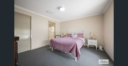 Beautiful Three Bedroom Townhouse - Photo 4