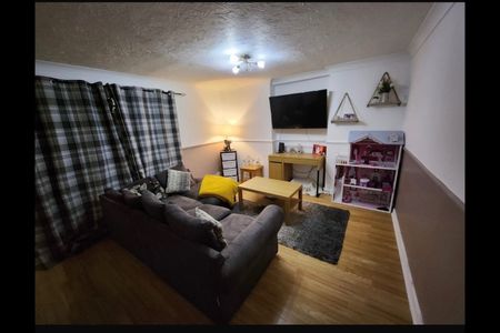 3 Bed Flat, Wellow Close, SO18 - Photo 2