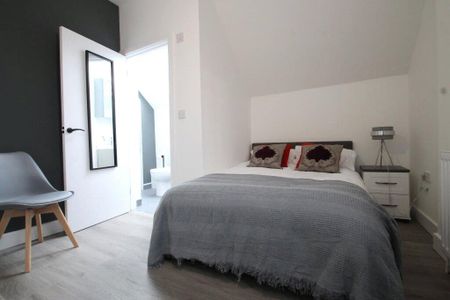 1 bedroom in a house share to rent - Photo 2
