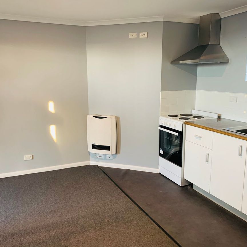 Conveniently located one bedroom unit - Photo 1