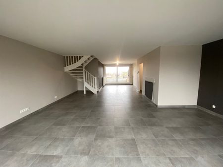 ONGEMEUBELD - Duplex appartement te Centrum Knokke-Heist met 3 slaapkamers. - Photo 2